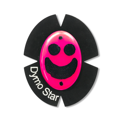 Pinker Kunststoff Knieschleifer mit Titan und einem schwarzen Smiley Gesicht. Das runde Klettpad besteht aus schwarzem Wildleder und einem weißen Schriftzug DymoStar