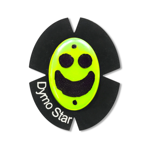 Gelber Kunststoff Knieschleifer mit Titan und einem schwarzen Smiley Gesicht. Das runde Klettpad besteht aus schwarzem Wildleder und einem weißen Schriftzug DymoStar