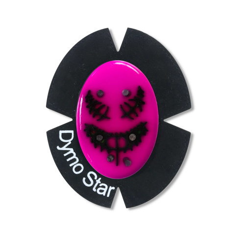 Pink farbig ovaler Titan Knieschleifer mit einem schwarzen Venom Gesicht. Das Klettpad besteht aus Wildleder mit einem DymoStar Schriftzug in weiß.