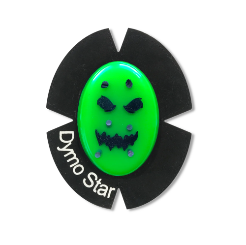 Grüner Smiley Kunststoff Knieschleifer mit Titan und einem Leder Klettpad auf dem DymoStar steht