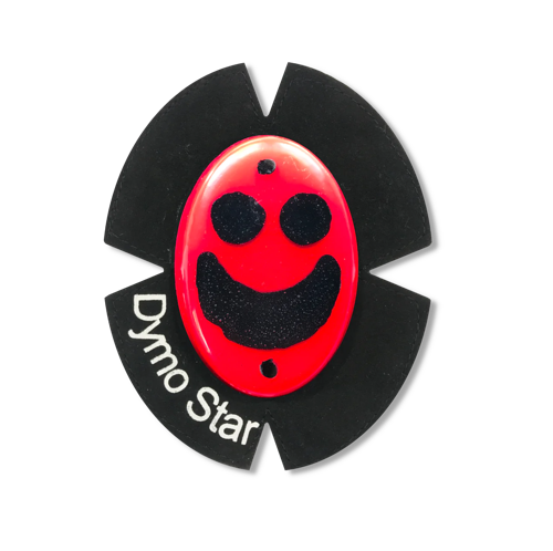 Roter Kunststoff Knieschleifer mit Titan und einem schwarzen Smiley Gesicht. Das runde Klettpad besteht aus schwarzem Wildleder und einem weißen Schriftzug DymoStar