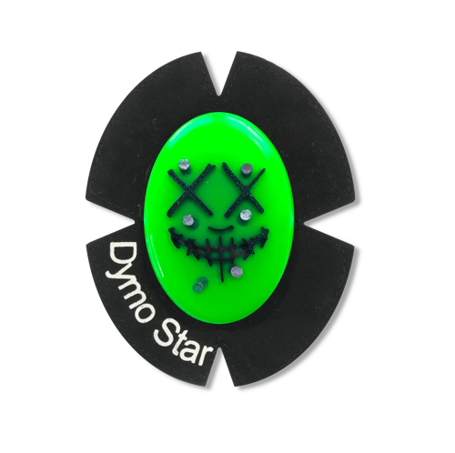 The Purge Kunststoff Knieschleifer in grün mit schwarzem Face. Das Lederklett besteht aus Wildleder und einem DymoStar Schriftzug. Das Titan sorgt für starke Funken.