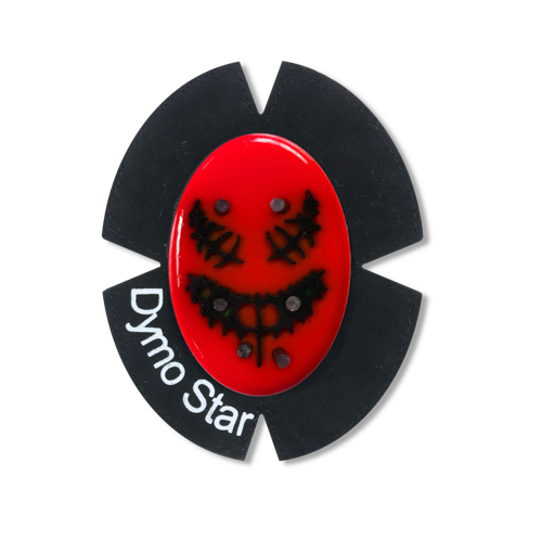 Rot farbig ovaler Titan Knieschleifer mit einem schwarzen Venom Gesicht. Das Klettpad besteht aus Wildleder mit einem DymoStar Schriftzug in weiß.