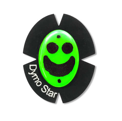 Grüner Kunststoff Knieschleifer mit Titan und einem schwarzen Smiley Gesicht. Das runde Klettpad besteht aus schwarzem Wildleder und einem weißen Schriftzug DymoStar