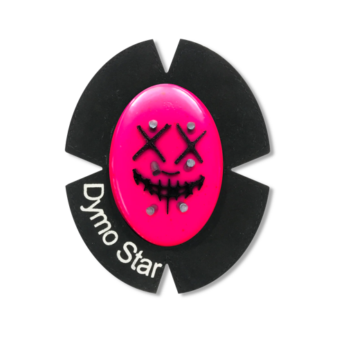 The Purge Kunststoff Knieschleifer in Pink mit schwarzem Face. Das Lederklett besteht aus Wildleder und einem DymoStar Schriftzug. Das Titan sorgt für starke Funken.